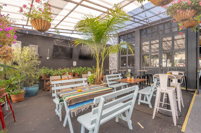 Trophy Wife - Bar - Kitchen - Garden, Los Ángeles