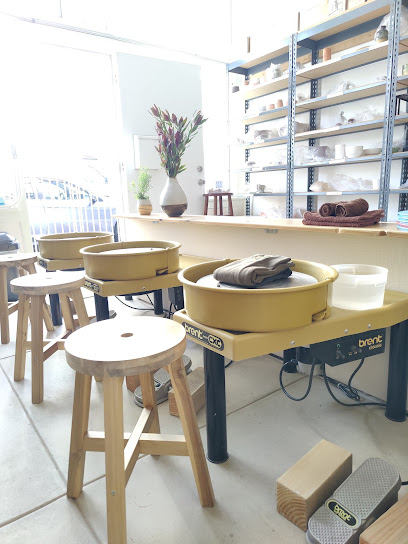 Hands in Clay L.A. Wheel & Hand-building Pottery Classes