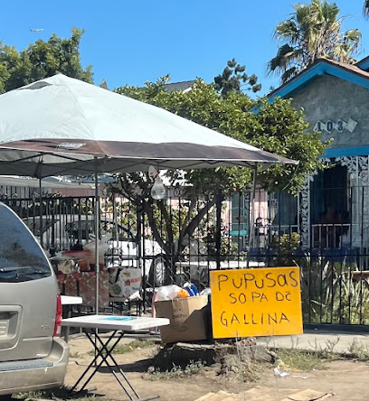 Pupusas y sopa de gallina